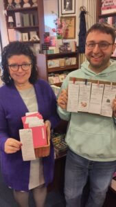 Annegret Rinklake (l.) verteilt in ihrer Buchhandlung selbst entworfene Kassenbons (Foto: privat)